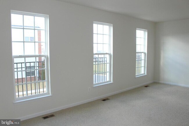 Building Photo - 13570 Village Green Dr