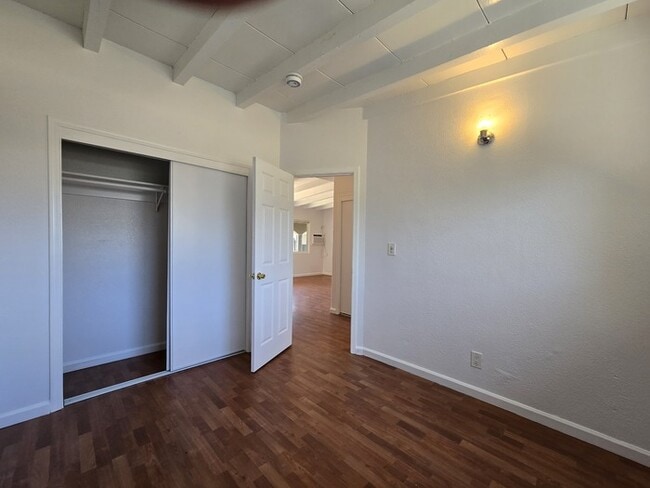 Building Photo - Cute Duplex for rent in Sacramento!