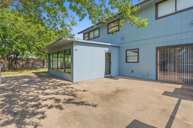 Building Photo - 2106 Lamplight Village Cir