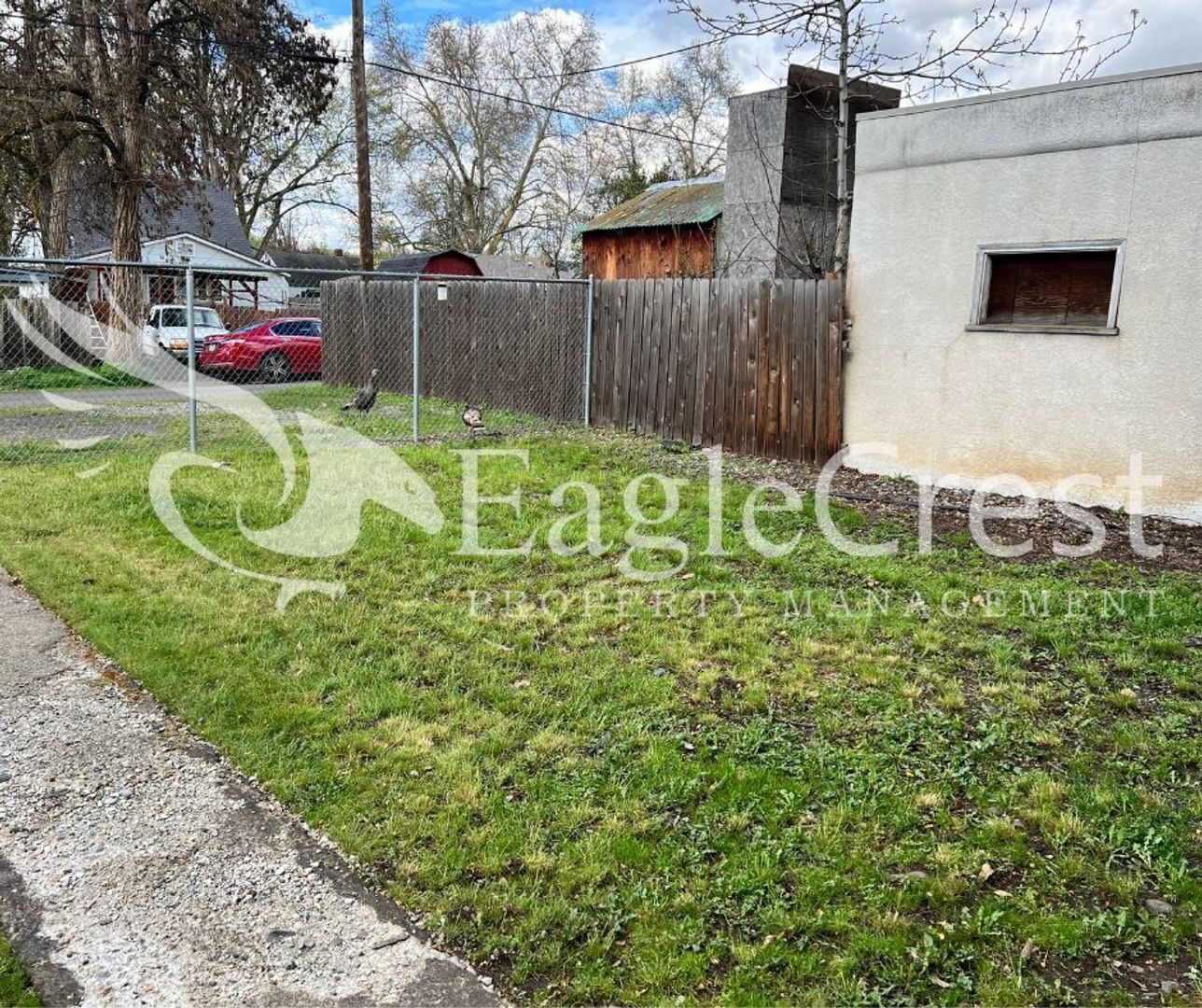 Building Photo - Charming 3BR Home with Spacious Yard & Bonus Living Space