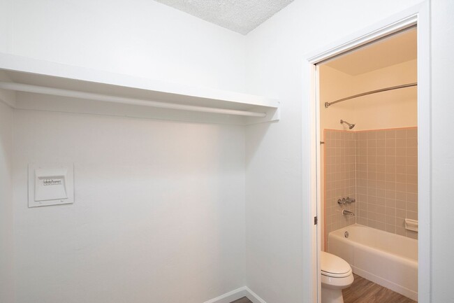Building Photo - Large Studio in Mission Hills + Parking an...