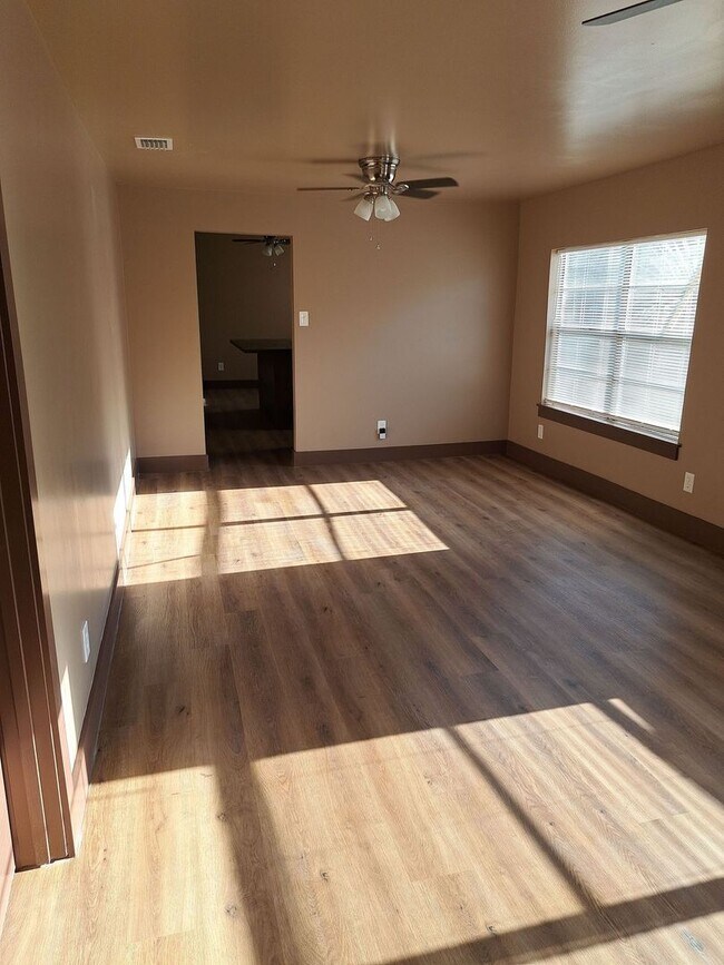 Building Photo - 523 E 8th St