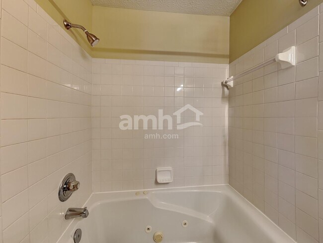 Building Photo - 906 Lakeway Ct E