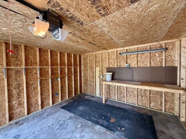 Building Photo - 2 Bed / 1 Bath House with lots of Features...