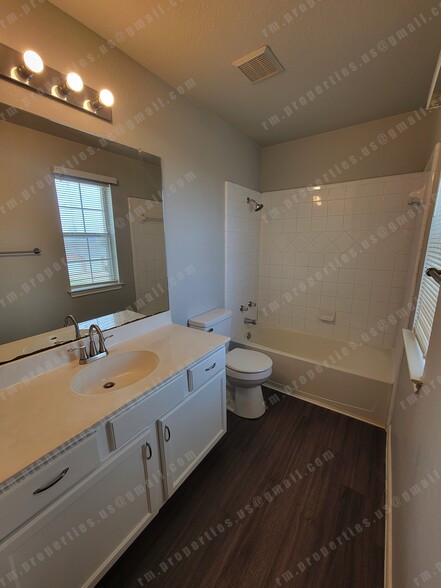 Upstairs hallway bathroom - 2874 Southampton Way