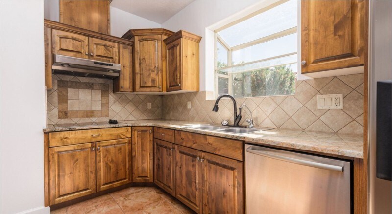 Building Photo - 584 W Mariposa Dr