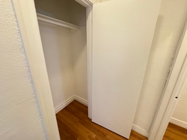 Building Photo - 1960 Argyle Ave