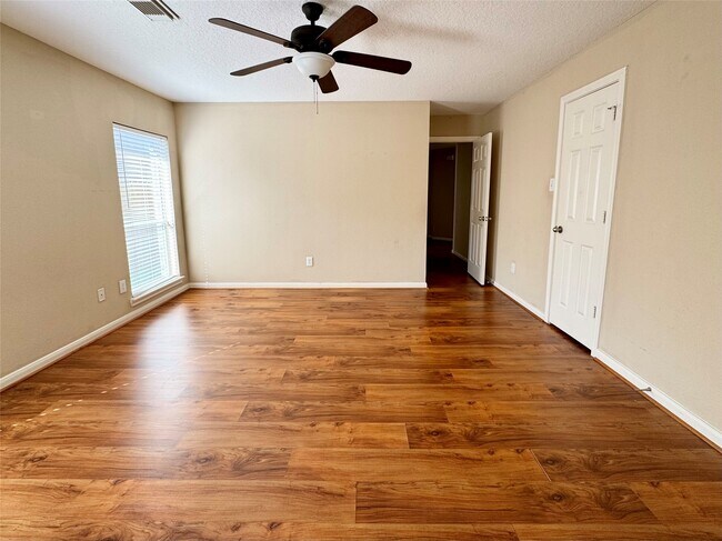 Building Photo - 7210 Greenwood Point Dr