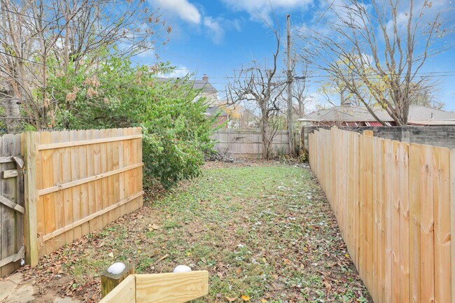 Building Photo - 898-900 Racine Ave