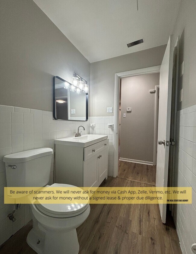 Building Photo - 1118 Soria St