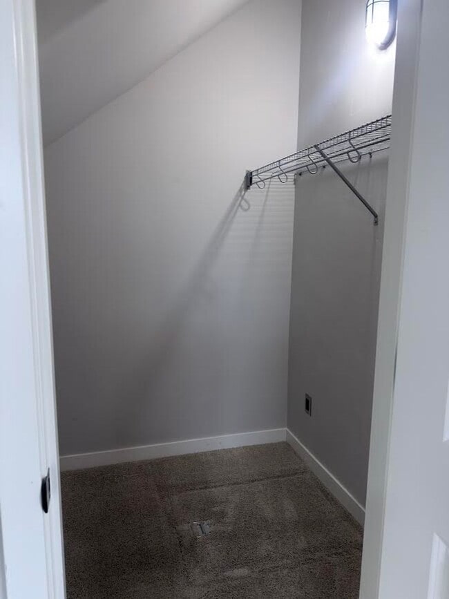 Building Photo - Charming and Sophisticated