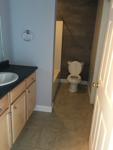 Full bath with shower between two bedrooms - 14 Heron Cove Dr