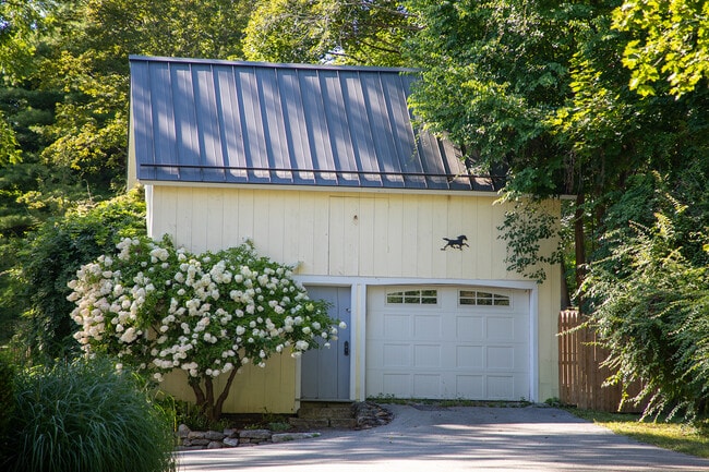 Building Photo - 267 Main St