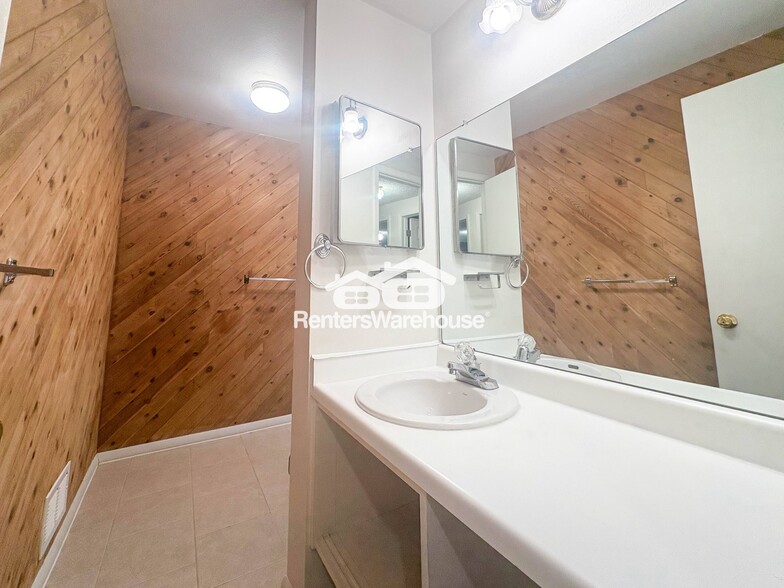 Building Photo - 632 E 116th Ave