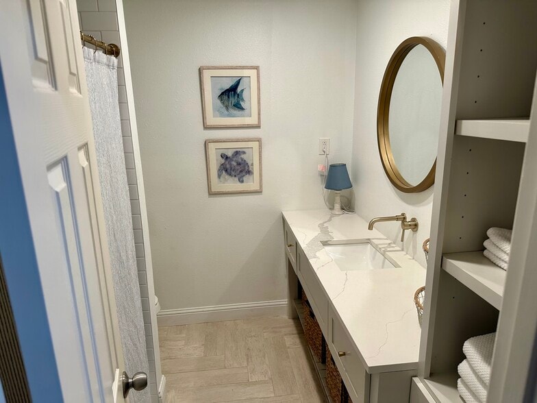 Hall/Guest Bath - 5818 E University Blvd