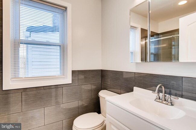 Building Photo - 513 S Regester St