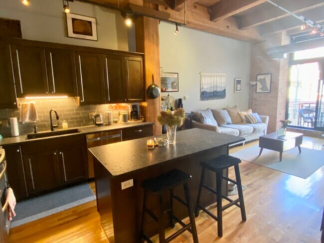 Building Photo - 1250 W Van Buren St