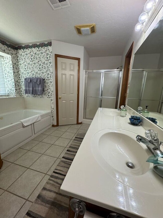 Building Photo - Fully Furnished, Short-Term Rental - (3) Bed/(2) Bath + Office! Pool Access!