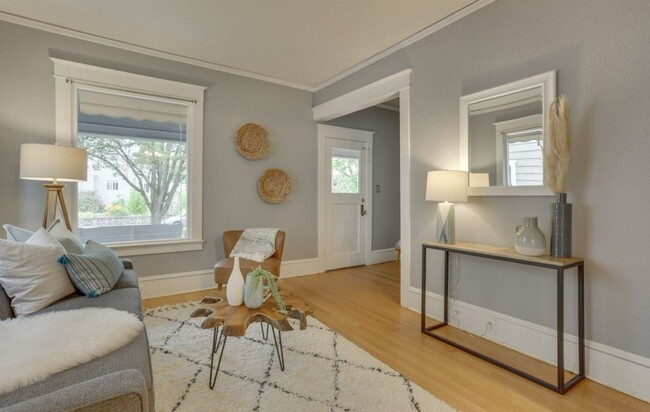 Building Photo - Charming 2-Bedroom Home for Rent near Univ...