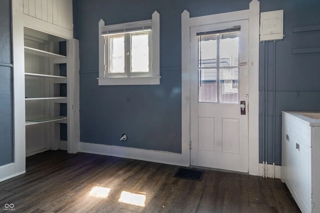 Building Photo - 856 River Ave