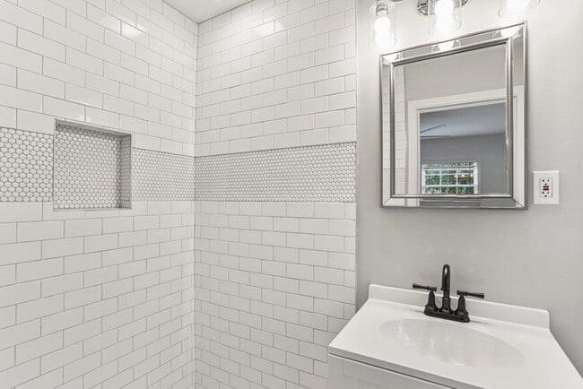 Building Photo - 2575 Sharondale Dr NE
