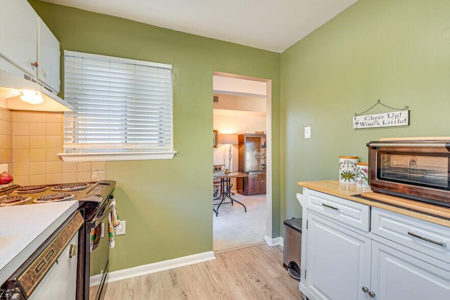 Building Photo - 8404 Mina Loma Ct