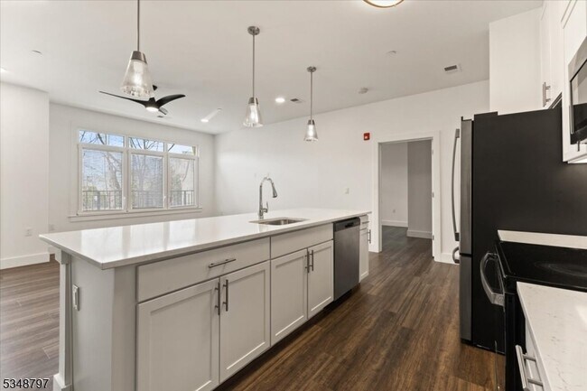 Building Photo - 450 Springfield Ave