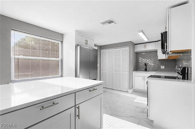 Building Photo - 4472 E Riverside Dr