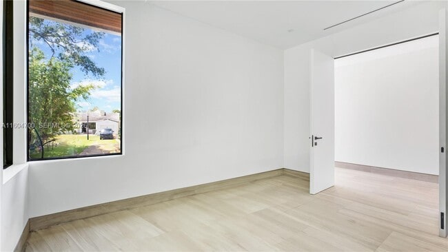 Building Photo - 345 W 46th St