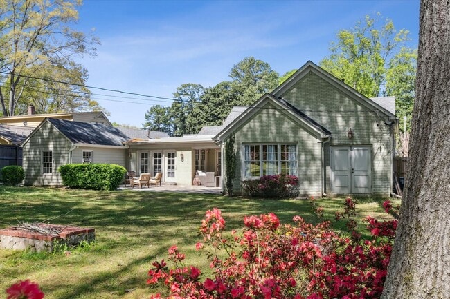 Building Photo - 5 bedroom 3 bathroom with over 3,500 square feet in East Memphis near Walnut Grove and Perkins