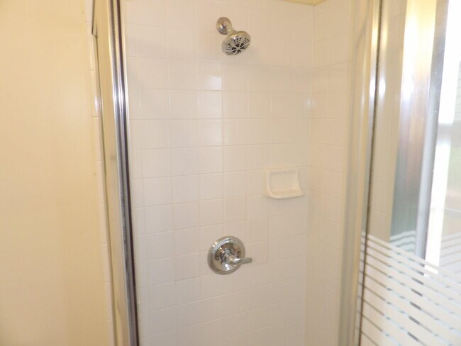 Building Photo - 102 Cedar Dr