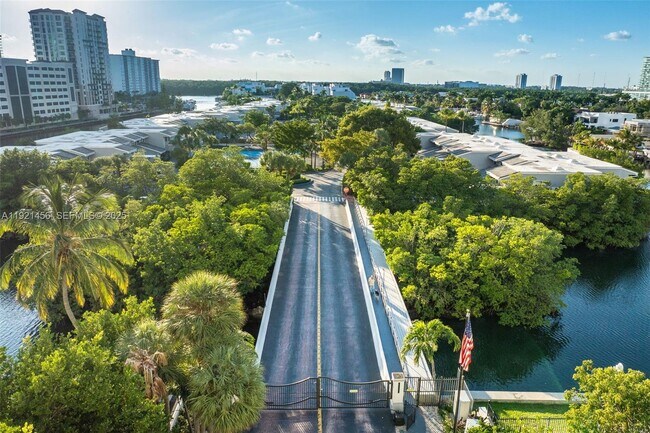 Building Photo - 429 Poinciana Island Dr