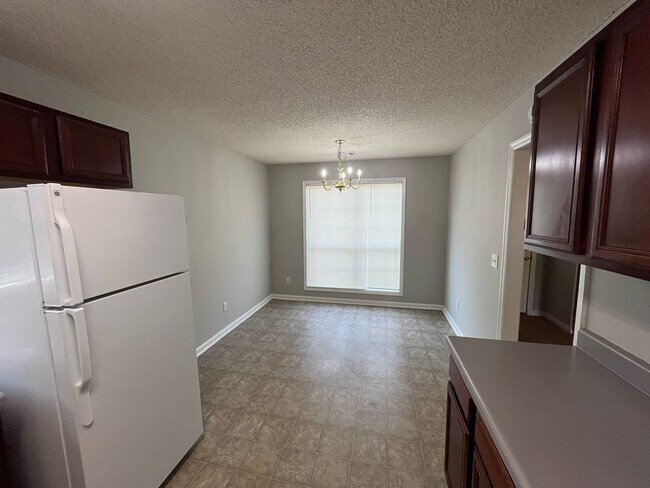 Building Photo - Off Hunter Rd! New Flooring and New Paint