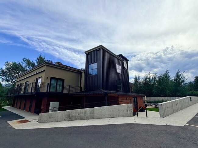 Building Photo - 1001 River Dr