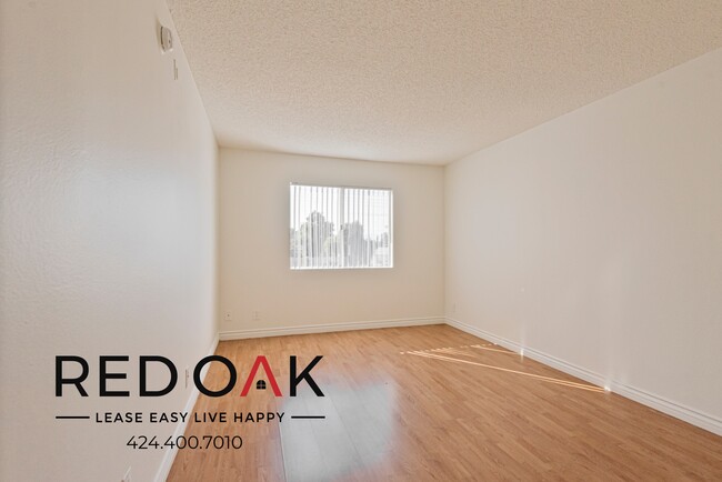 Building Photo - Delightful and Bright Two Bedroom with Cen...