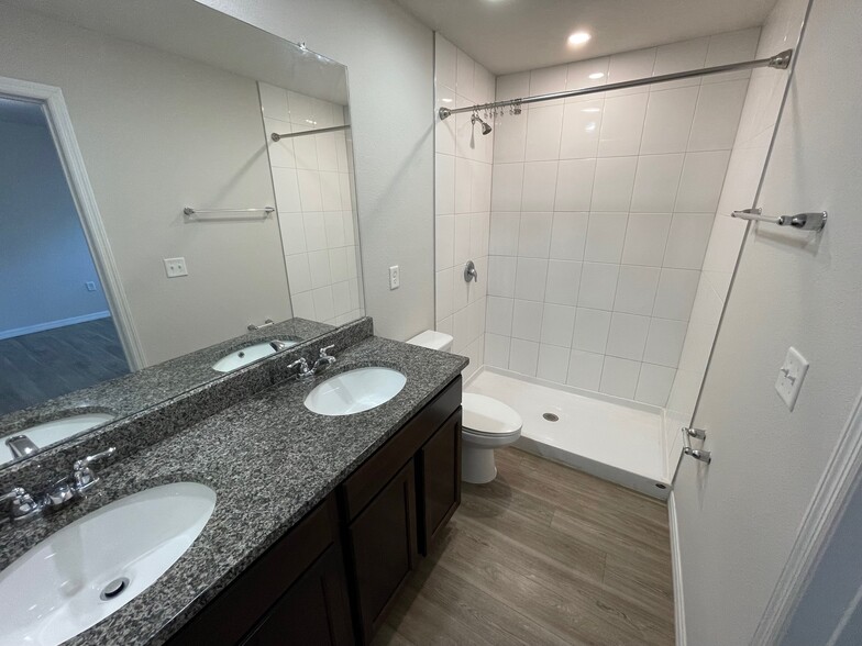 Main Bathroom - 7644 Mailes Ct