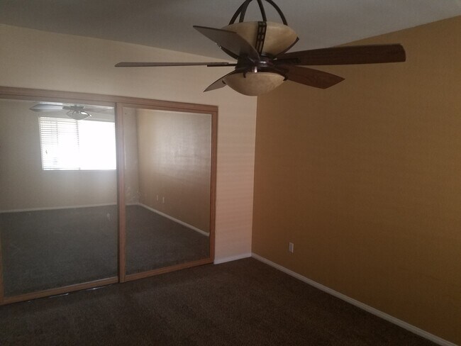 Building Photo - COZY 2 BED 2 BATH CONDO IN HENDERSON!
