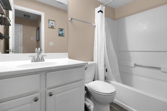 Building Photo - Beautifully Up0dated 1-bedroom, 1-bathroom...
