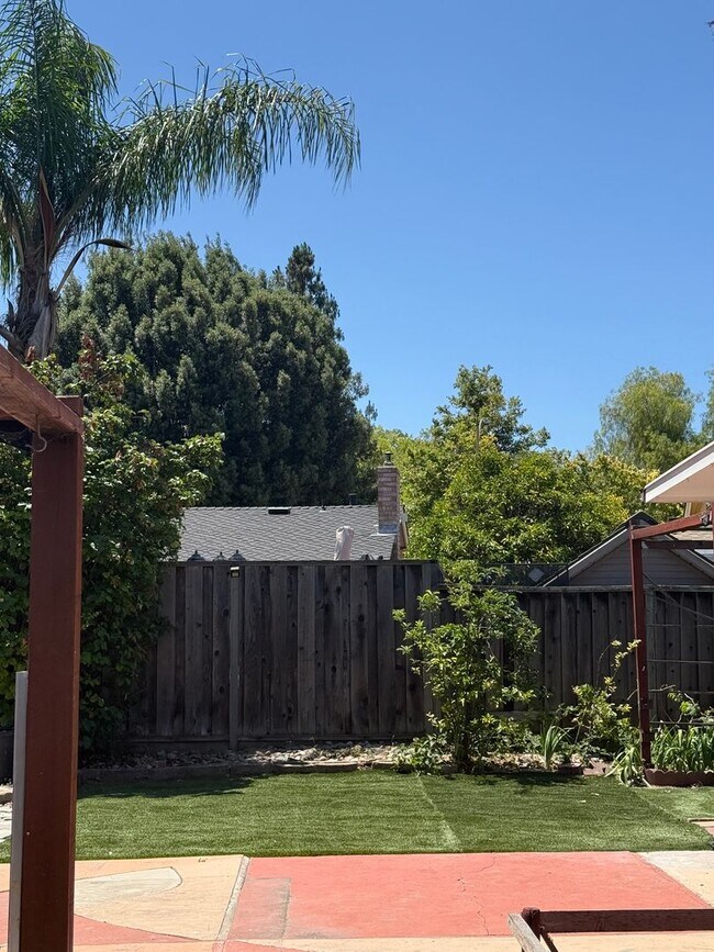 Building Photo - Single Family Home, 4 Bedroom 2 Bath Home ...
