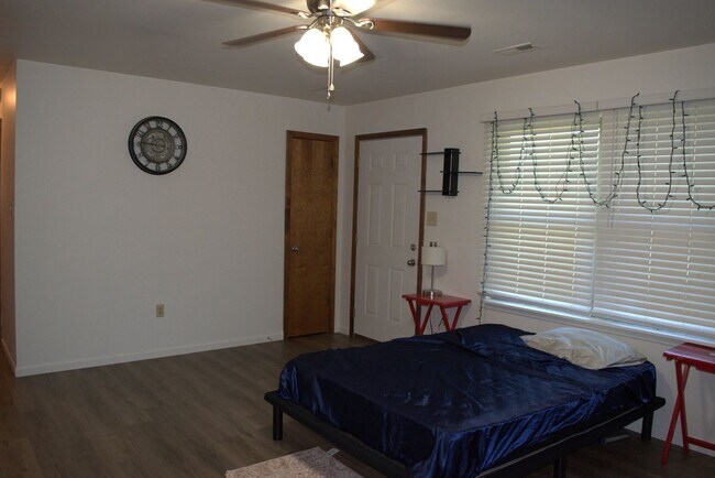 Building Photo - Nice 2 Bed 1 Bath Duplex In Southern Boone!