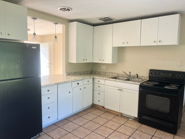 Building Photo - Lovely 3 Bedroom / 1 Bath  Rental Home In Orange City Now Available