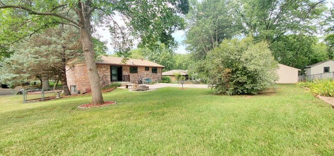 Building Photo - 820 Indian Hills Dr