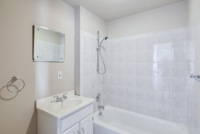 Building Photo - Spacious Three Bedroom Graduate Hospital Home w/ Roof Deck!