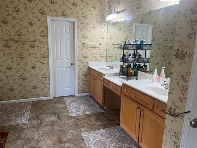 Building Photo - 1880 Willshire Glen