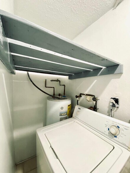 Building Photo - 4047 Las Vegas Dr