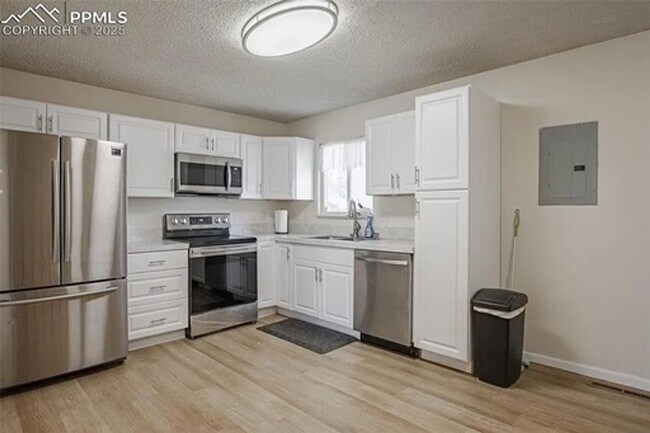 Building Photo - Charming 3 Bedroom in West Colorado Springs