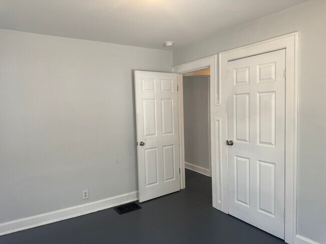 Building Photo - 948 N Bradley Ave