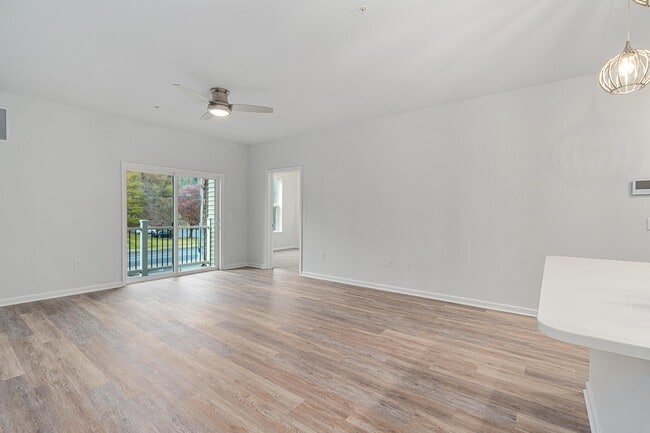 Building Photo - 565 W Lehigh St