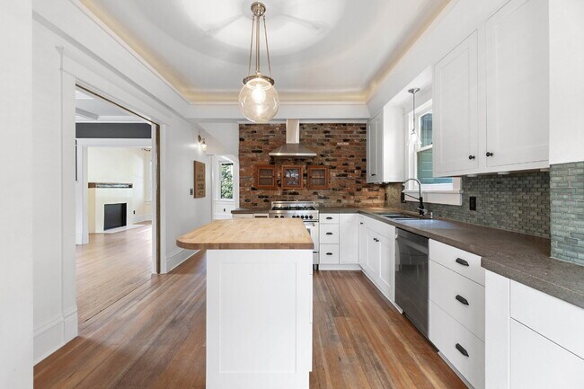 Building Photo - Beautifully Restored 3-Bedroom Home in Historic Section of Oregon City
