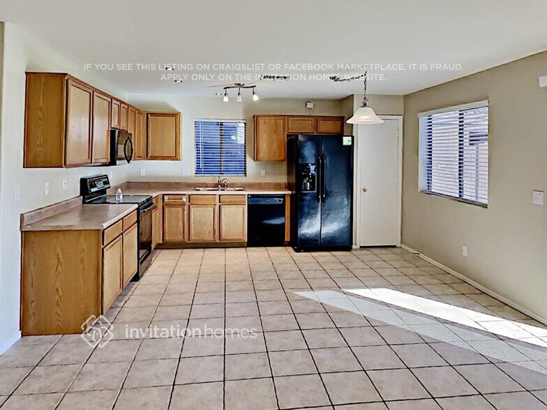 Building Photo - 423 S Sabrina